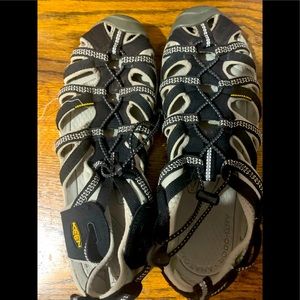 Women’s size 11 keen water shoes/sandals